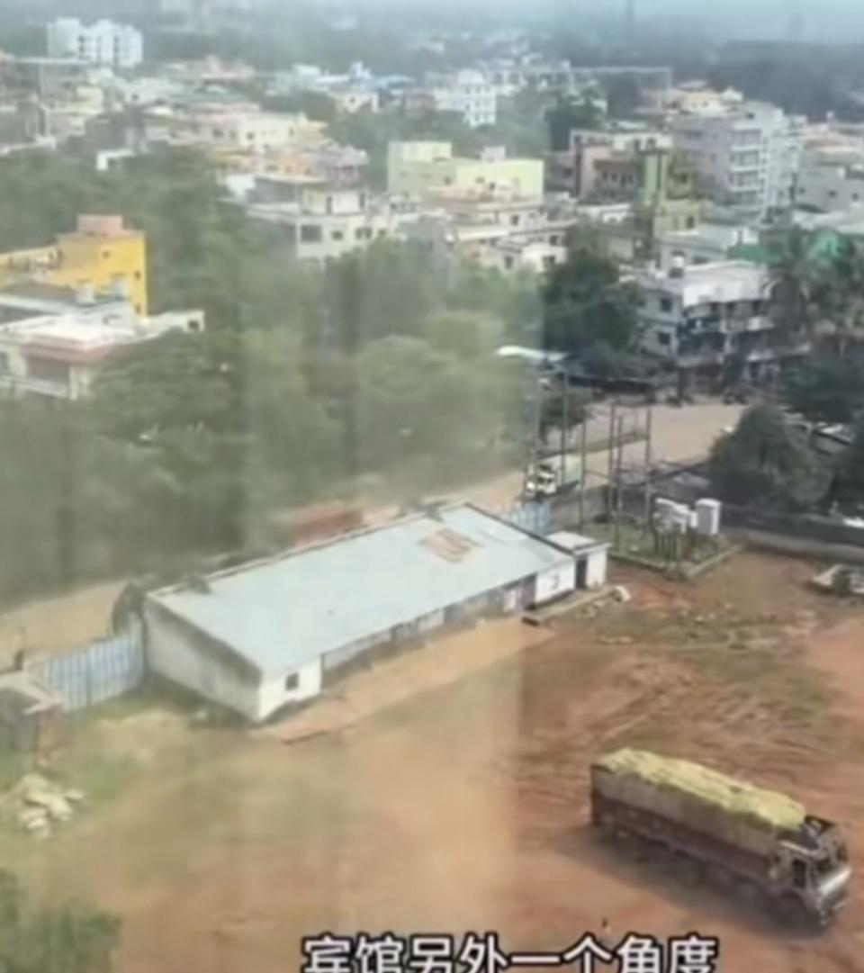 但是回到房, 们观看了赛 但是回到房, 们观看了赛